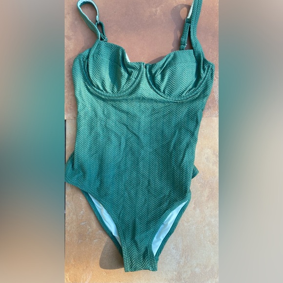Cupshe Medium Green Wave Underwire One Piece Swimsuit in Emerald. - Picture 6 of 7